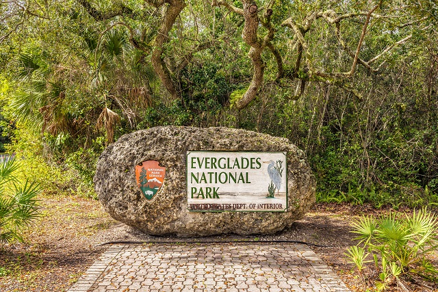 エバーグレーズ国立公園入口の標識 (Shutterstock)