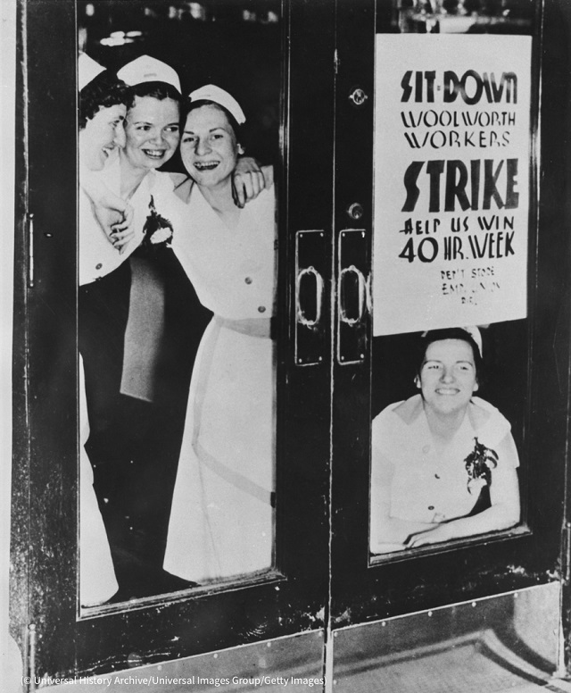 1937年、ウールワースの労働者が待遇改善を訴えストライキを決行 (© Universal History Archive/Universal Images Group/Getty Images)