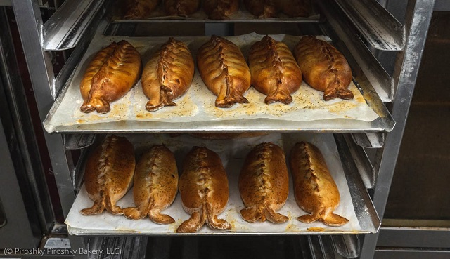スモークサーモン、クリームチーズ、ディル、オニオンが入った魚の形をしたペストリーは、シアトルのピロシキ・ピロシキ・ベーカリーの人気メニュー (© Piroshky Piroshky Bakery, LLC)