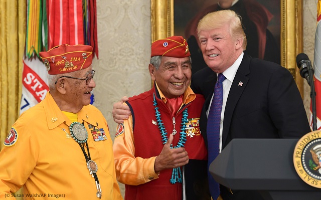 ホワイトハウスでナバホ族のコードトーカー、ピーター・マクドナルド（中央）とトーマス・ビーゲイと会うトランプ大統領 (© Susan Walsh/AP Images)