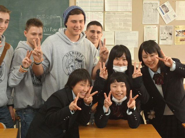 陸前高田市から初めてデルノート高校を訪れた生徒たち。新たな友との特別なひと時を分かち合う（写真提供：ブレーク・インスコア）