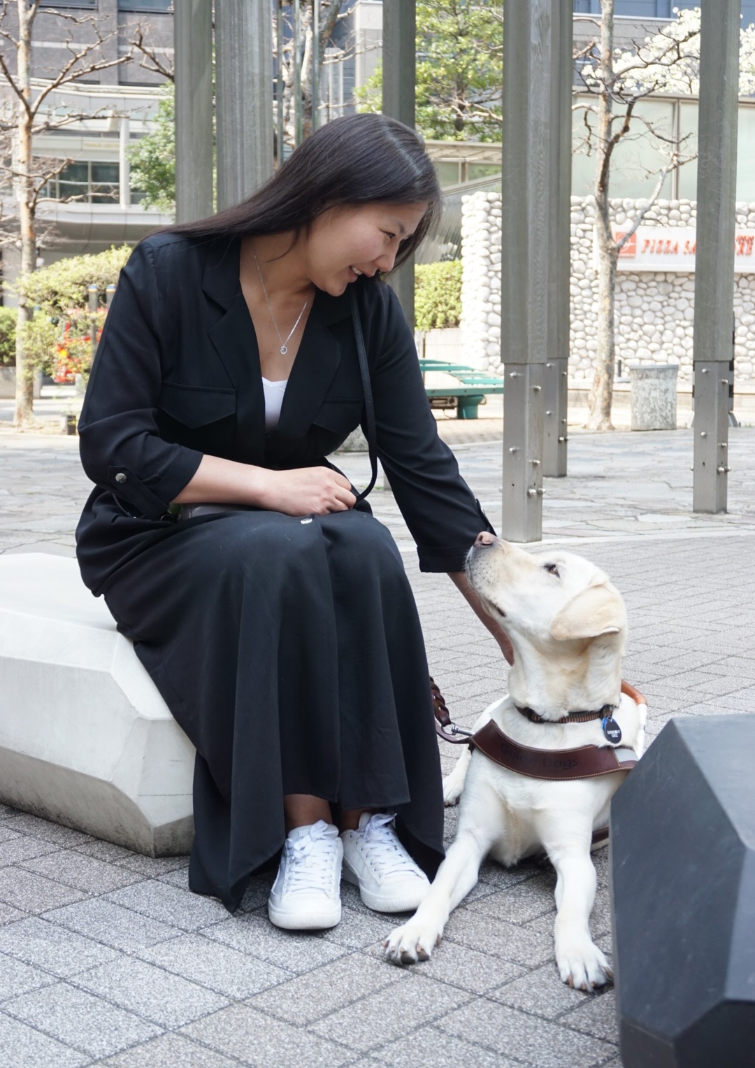 現在の盲導犬「ダナウェイ」とともに。東京の美しい春の日を一緒に楽しむ。2019年4月撮影