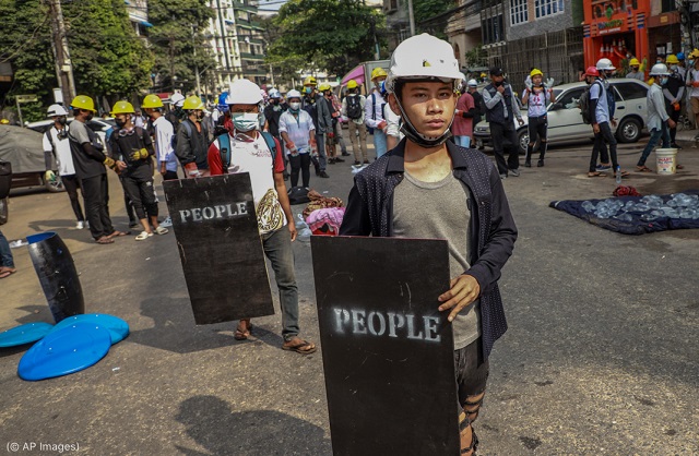 2月1日に起きたクーデターへの抗議デモが起きているビルマ（ミャンマー）。4カ国首脳は民主体制の回復を求めている (© AP Images)