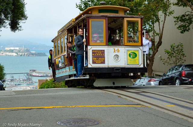 San Francisco cable car 14 on the crest of Hyde Street on top of Russian Hill. (© Andy Myatt/Alamy)