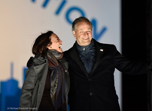 2020年、妻である副大統領候補のカマラ・ハリスと共に選挙運動を行うダグラス・エムホフ。現在は法律を教える (© Michael Perez/AP Images)