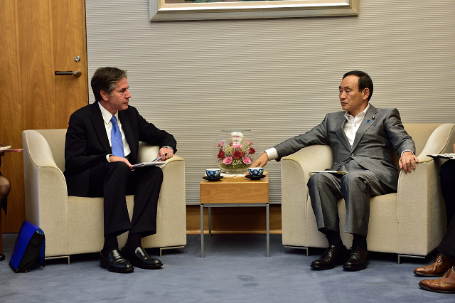 菅官房長官と会談するブリンケン国務副長官。2015年10月5日。肩書は当時のもの (U.S. Embassy Tokyo) 
