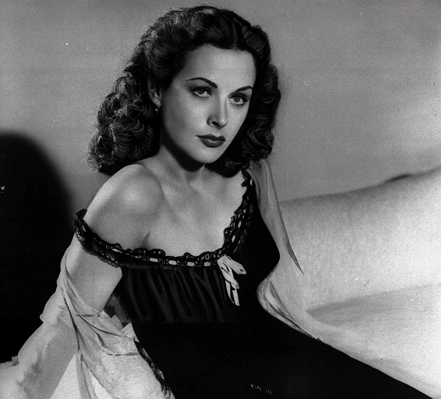 Hedy Lamarr posing for a portrait (© AP Images)