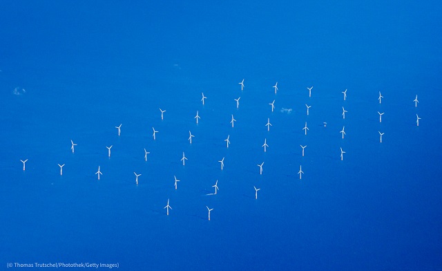 イギリスのテムズ河口にある洋上風力発電所「ロンドンアレイ(London Array)」の航空写真。この世界最大の風力発電所は、ドイツのエル・ヴェー・エー（RWE）、デンマークのオーステッド(Orsted)、アブダビのマスダール(Masdar)、カナダのケベック州貯蓄投資公庫(CDPQ)のパートナーシップによる。2014年2月3日撮影 (© Thomas Trutschel/Photothek/Getty Images)