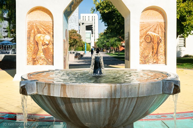 The César Chávez Monument on the campus of San José State University stands behind the Silva Family Fountain. (© Ken Wolter/Alamy)