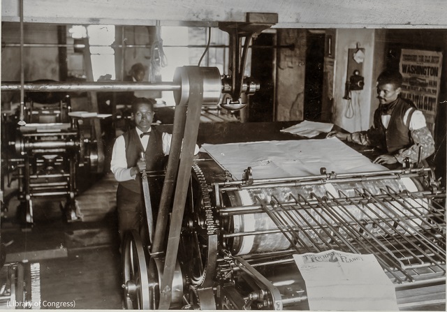 バージニア州にある黒人系新聞、リッチモンドプラネットの輪転機室。新聞を印刷する労働者。写真は1899年頃のもの (Library of Congress)