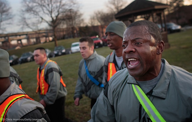 ニューヨーク州フォートハミルトン陸軍基地。訓練中に歌を使って呼びかけをする軍曹。2009年 (© Chris Hondros/Getty Images)