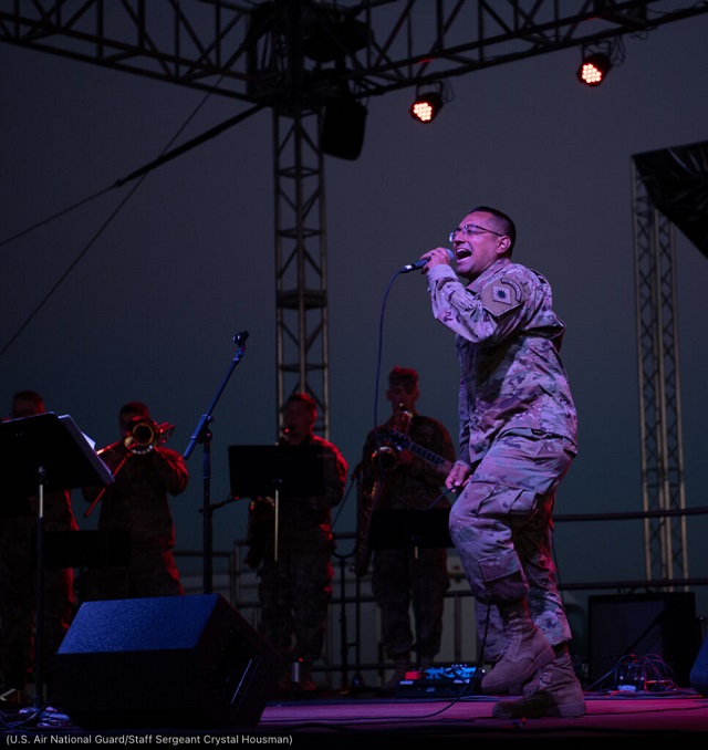 陸軍第40歩兵師団のロック音楽隊と歌うロドリゴ・ビジャゴメス2等軍曹。カリフォルニア州ロスアラミトス (U.S. Air National Guard/Staff Sergeant Crystal Housman)