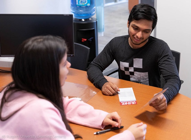 A student meets with an academic coach at Rutgers University. (© Rutgers University Learning Centers)