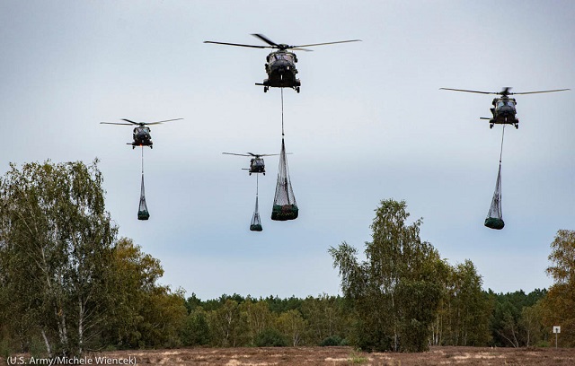 トルーマン大統領以降現在まで、全ての大統領がアメリカのNATOへの強い関与を確認してきた。アメリカ、ドイツ、オランダ、ルーマニア軍が10月に共同訓練を実施。写真は物資を運ぶドイツ軍のヘリコプター (U.S. Army/Michele Wiencek)