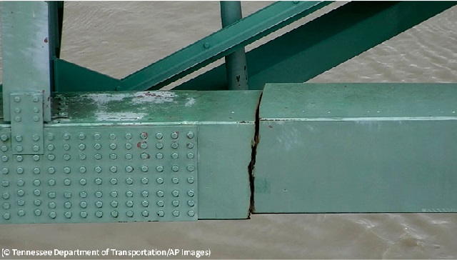 A cracked beam on the Interstate 40 bridge (© Tennessee Department of Transportation/AP Images)