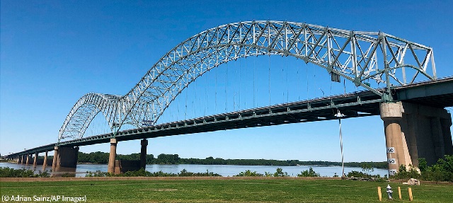 テネシー州とアーカンソー州を結ぶ橋 (© Adrian Sainz/AP Images)