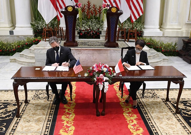 12月14日、インドネシアのジャカルタで、海洋協力拡大に関する合意など、いくつかの協定に署名するブリンケン国務長官とインドネシアのルトノ・マルスディ外務大臣 (© Olivier Douliery/AP Images)