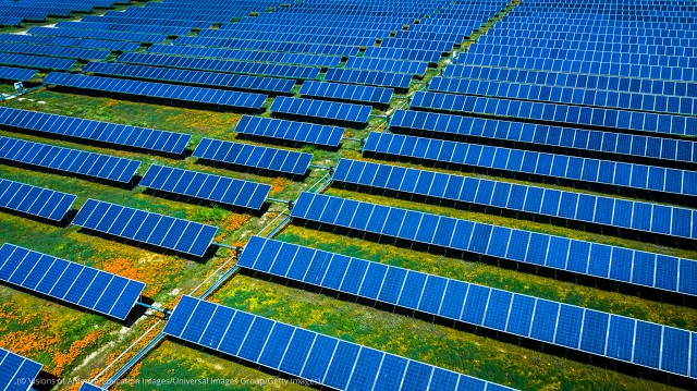 カリフォルニア州ランカスターにある太陽光発電所。このパネルを使って太陽光を電気に変えている Group/Getty Images)