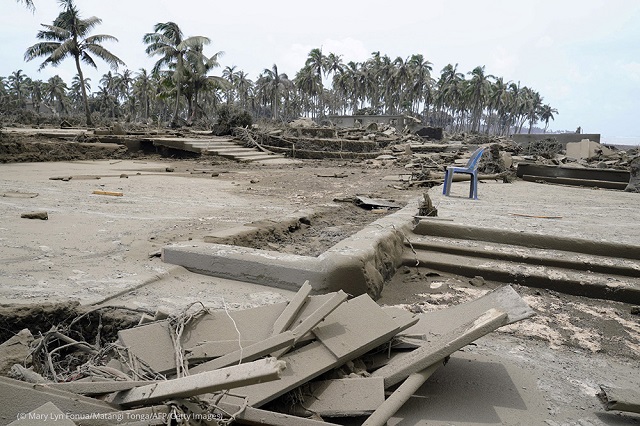 火山噴火後の1月16日。トンガ本島、トンガタプ島の壊滅的被害を受けたビーチ (© Mary Lyn Fonua/Matangi Tonga/AFP/Getty Images)