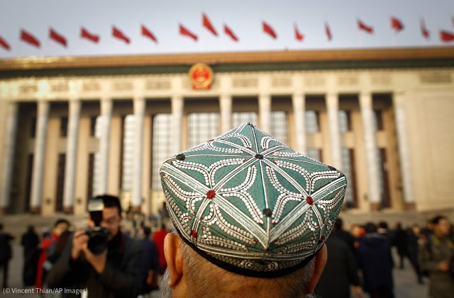 中国政府はウイグル人を漢民族の文化に同化させるキャンペーンによりウイグル人から過去を奪うことを目指す。観光のため保存されるウイグル文化の伝統は限られる。ウイグル民族の帽子。2012年北京にて (© Vincent Thian/AP Images)