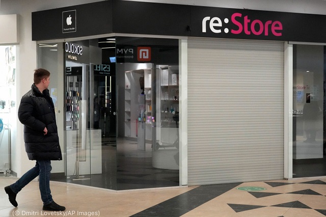 サンクトペテルブルクのショッピングモールにある閉店したアップルの公式再販店「re:Store」。2022年3月2日 (© Dmitri Lovetsky/AP Images)