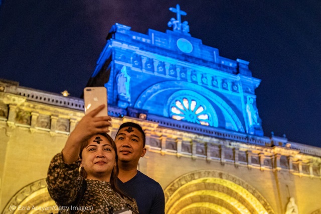 マニラ大聖堂前のフィリピン人。2022年3月2日は「灰の水曜日」である (© Ezra Acayan/Getty Images)