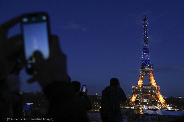 パリのエッフェル塔。2022年2月25日 (© Adrienne Surprenant/AP Images)