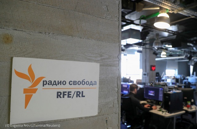 ラジオ・フリー・ヨーロッパおよびラジオ・リバティーを含むモスクワの独立系報道機関は事業休止を余儀なくされた (© Evgenia Novozhenina/Reuters)