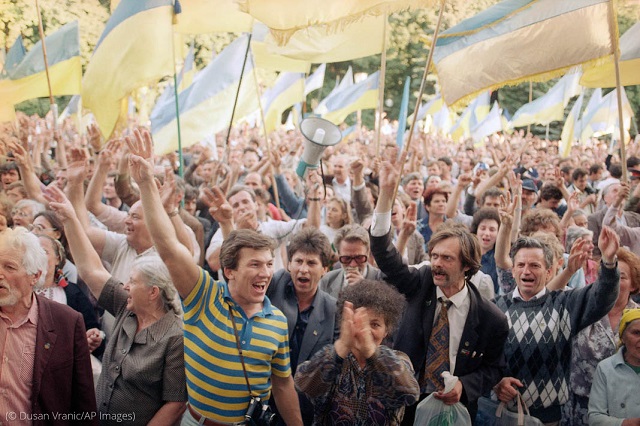 Demonstrators rally for independence in Kyiv, Ukraine, September 4, 1991. (© Dusan Vranic/AP Images)