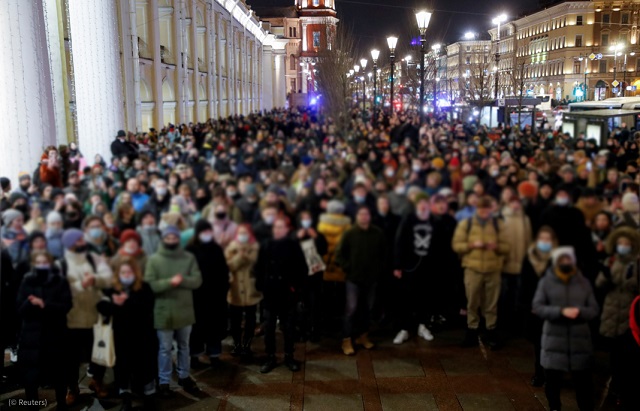 ロシアのサンクトペテルブルクに集まるデモ参加者。身元が特定されないよう顔にはぼかしを入れている (© Reuters)