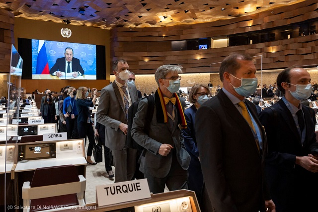 3月1日、ジュネーブで開催された国連人権理事会でセルゲイ・ラブロフ外相の演説中に退席する各国代表 (© Salvatore Di Nolfi/AFP/Getty Images)