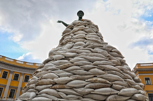 オデッサにあるリシュリュー公爵像。攻撃から守るため砂袋が積み上げられている。3月9日撮影 (© Nina Lyashonok/Ukrinform/NurPhoto/Getty Images)