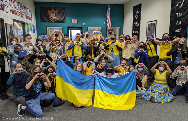 ウクライナの国旗を持つベロニカ・デメンチェワ（左）とスビトラーナ・ネロブニア（右）。ハートポーズをするクラスメートと一緒に (Courtesy of CIVA Charter High School)
