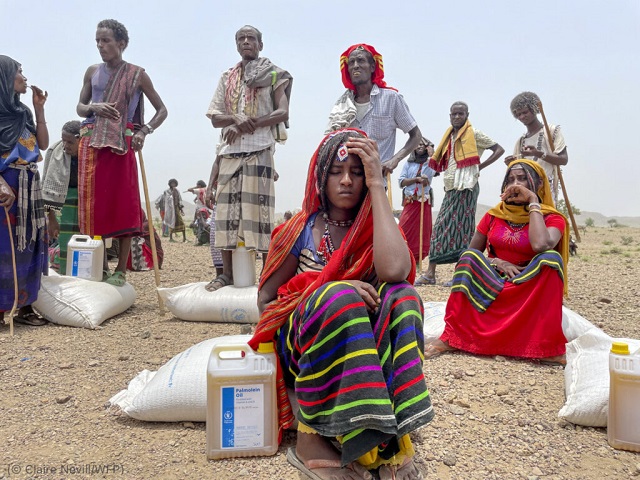 2021年、エチオピアのアファール地方で、国連世界食糧計画からの配給を受け取る人々。エチオピアは、ウクライナからの小麦に大きく依存するアフリカ諸国の一つ (© Claire Nevill/WFP)