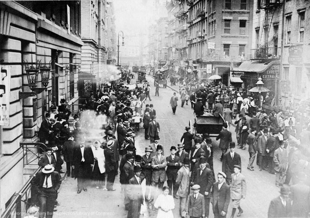1910年頃、マンハッタンのローワーイーストサイドの路上でユダヤ教の新年ローシュ・ハッシャーナーを祝う人々 (George Grantham Bain Collection/Library of Congress)