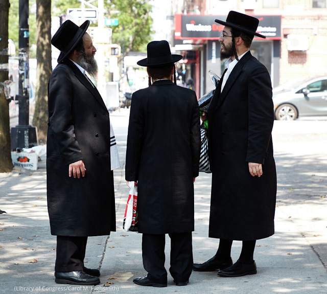 2018年、ニューヨーク市ブルックリン区の路上で立ち話をする3人のハシディック系ユダヤ人 (Library of Congress/Carol M. Highsmith)