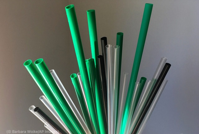 New York City moved to ban the use of plastic straws and stirrers in bars, restaurants and coffee shops in 2018. (© Barbara Woike/AP Images)