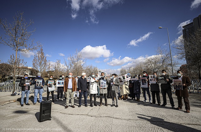 2021年2月、中国内で拘束されている親族の情報を求め、在トルコ中国大使館の前で抗議デモを行うウイグル人 (© Esra Hacioglu/Anadolu Agency/Getty Images)