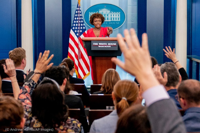 大統領報道官就任後初の会見で質問を受けるカリーヌ・ジャンピエール。5月16日。ホワイトハウス (© Andrew Harnik/AP Images)