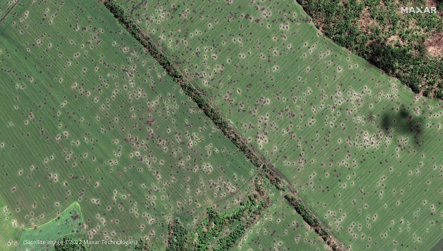 このMaxar WorldView-2画像は、ウクライナ・スラビャンスク北西にある農地のものであり、6月6日時点では大砲によるクレーターが多数見られる (Satellite image ©2022 Maxar Technologies)