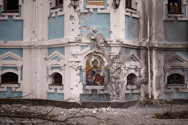 ウクライナ・ハルキウの教会。3月のロシアの攻撃により被害を受けた (Felipe Dana/AP Images)