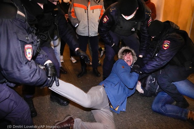 Russian police officers detain demonstrators in St. Petersburg who were protesting against Russia’s attack on Ukraine. (© Dmitri Lovetsky/AP Images)