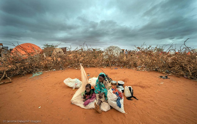 干ばつに苦しむソマリア。しかし気候危機により、干ばつ被害から回復し、次の干ばつに備える余裕はほとんどないのが現状である。バイデン大統領のPREPAREは、ソマリアのような国が気候危機で悪化した自然災害に抵抗できるよう支援する取り組み (© Jerome Delay/AP Images)