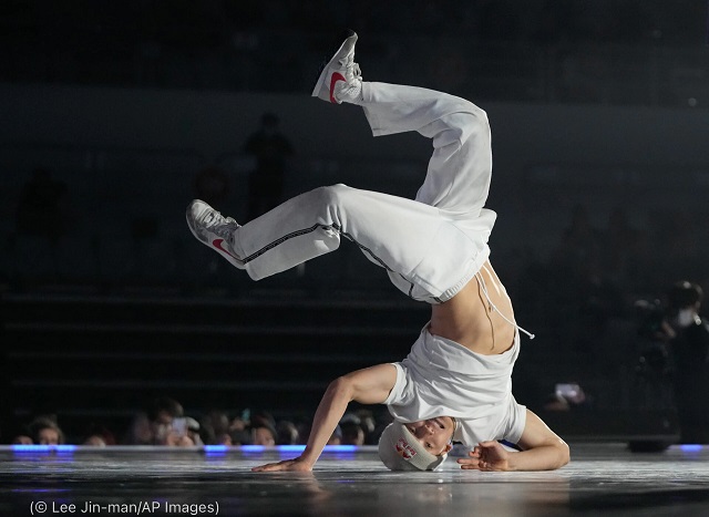 韓国・ソウルで開催されたワールド・ブレイキング・チャンピオンシップ2022の優勝者「フィル・ウィザード」ことカナダのフィリップ・キム。ブレイクダンスは2024年のパリ五輪で正式種目となる (© Lee Jin-man/AP Images)