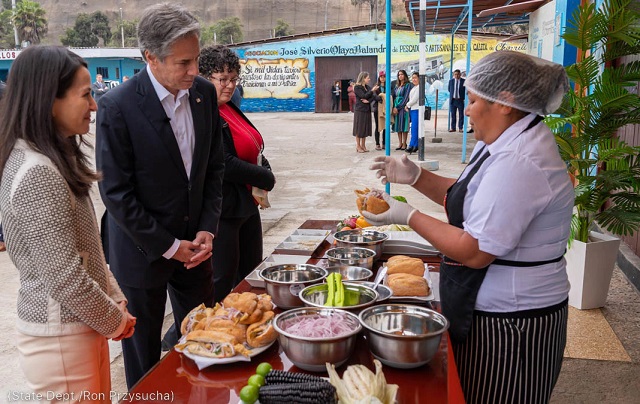 10月7日、ペルーの首都リマのチョリヨス地区にある魚市場を訪れるアントニー・ブリンケン国務長官 (State Dept./Ron Przysucha)