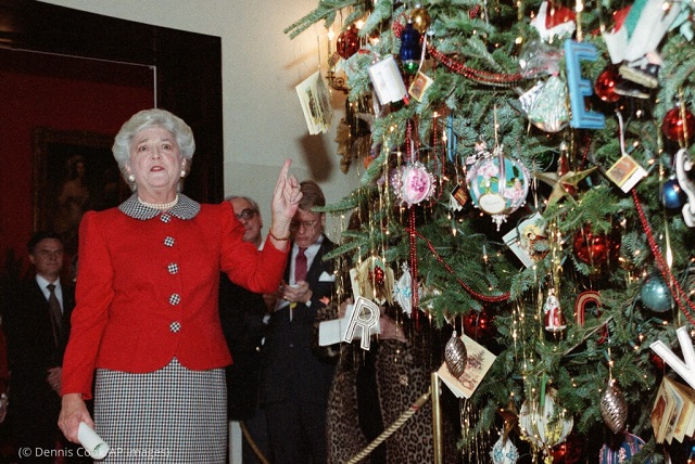 1989年12月12日、ブルールームに飾られたクリスマスツリーを披露するバーバラ・ブッシュ大統領夫人 (© Dennis Cook/AP Images)