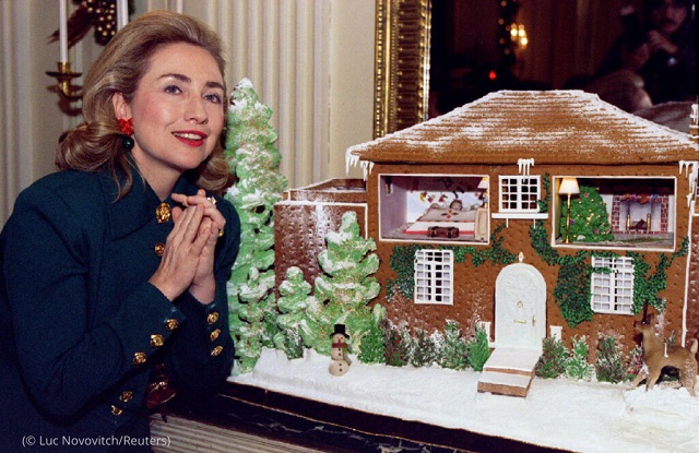 1995年、ホワイトハウスの料理人が作ったジンジャーブレッドハウスに驚くヒラリー・クリントン大統領夫人。作品は幼少期に住んでいたシカゴ郊外の家を再現したもの (© Luc Novovitch/Reuters)