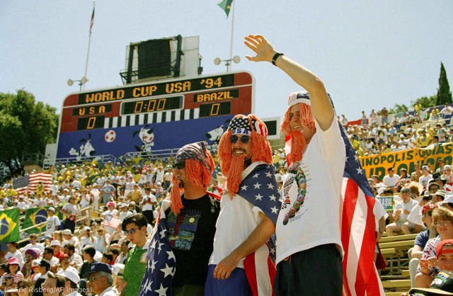 米国チームのディフェンダー、アレクシー・ララスに扮して、ワールドカップ米国対ブラジル戦の開始を待つファン。1994年7月4日、カリフォルニア州スタンフォード (© Eric Risberg/AP Images)