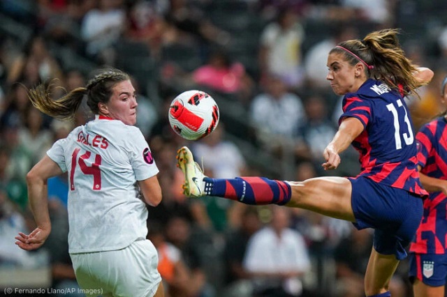7月18日、メキシコのモンテレーで試合に臨む米国女子代表チームのスター選手、アレックス・モーガン（右） (© Fernando Llano/AP Images)