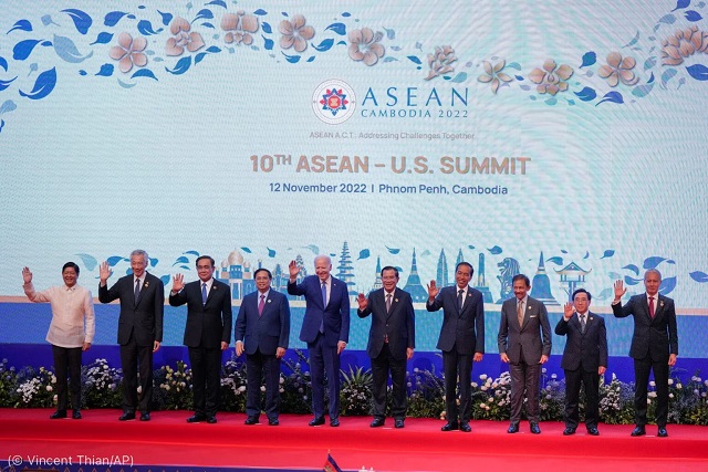 過去20年間、アメリカ政府はASEAN諸国に対して、公衆衛生支援として36億3000万ドル以上を拠出してきた。2022年11月12日、カンボジア・プノンペンで開催された米ASEAN首脳会合では、バイデン大統領とASEAN諸国首脳が新たなプログラムと投資への数百万ドルの支援を発表した (© Vincent Thian/AP)